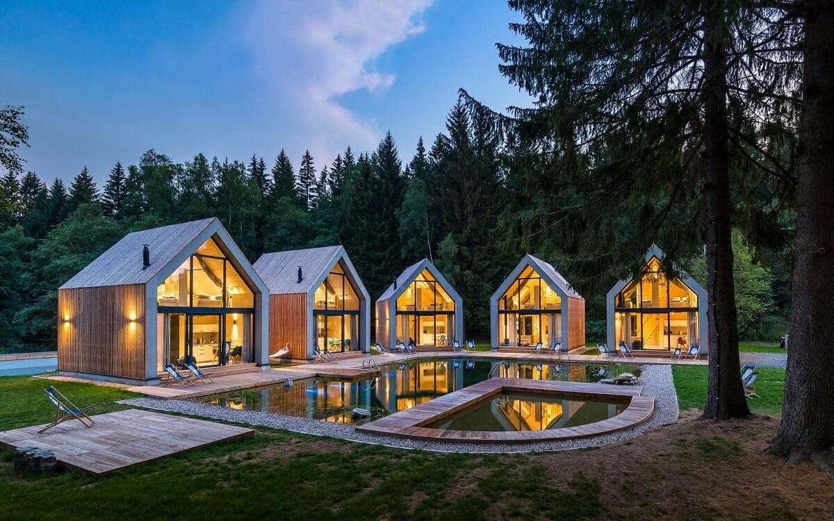 Drewniane domki nad stawem kąpielowym o zmierzchu — Drewniana Róża, Michałowice